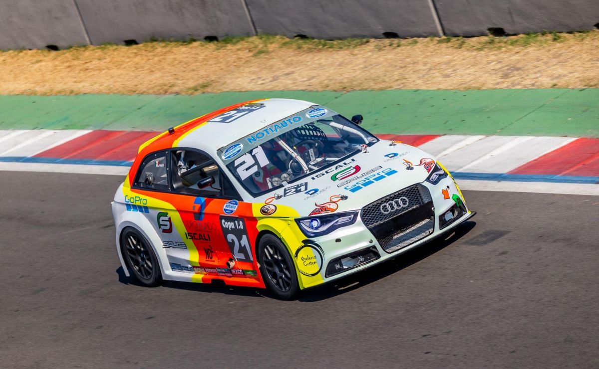 Maneja un auto de carreras real en una pista de clase mundial