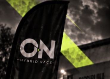 Bandera de ON Hybrid Race frente al muro de EMPER FIT