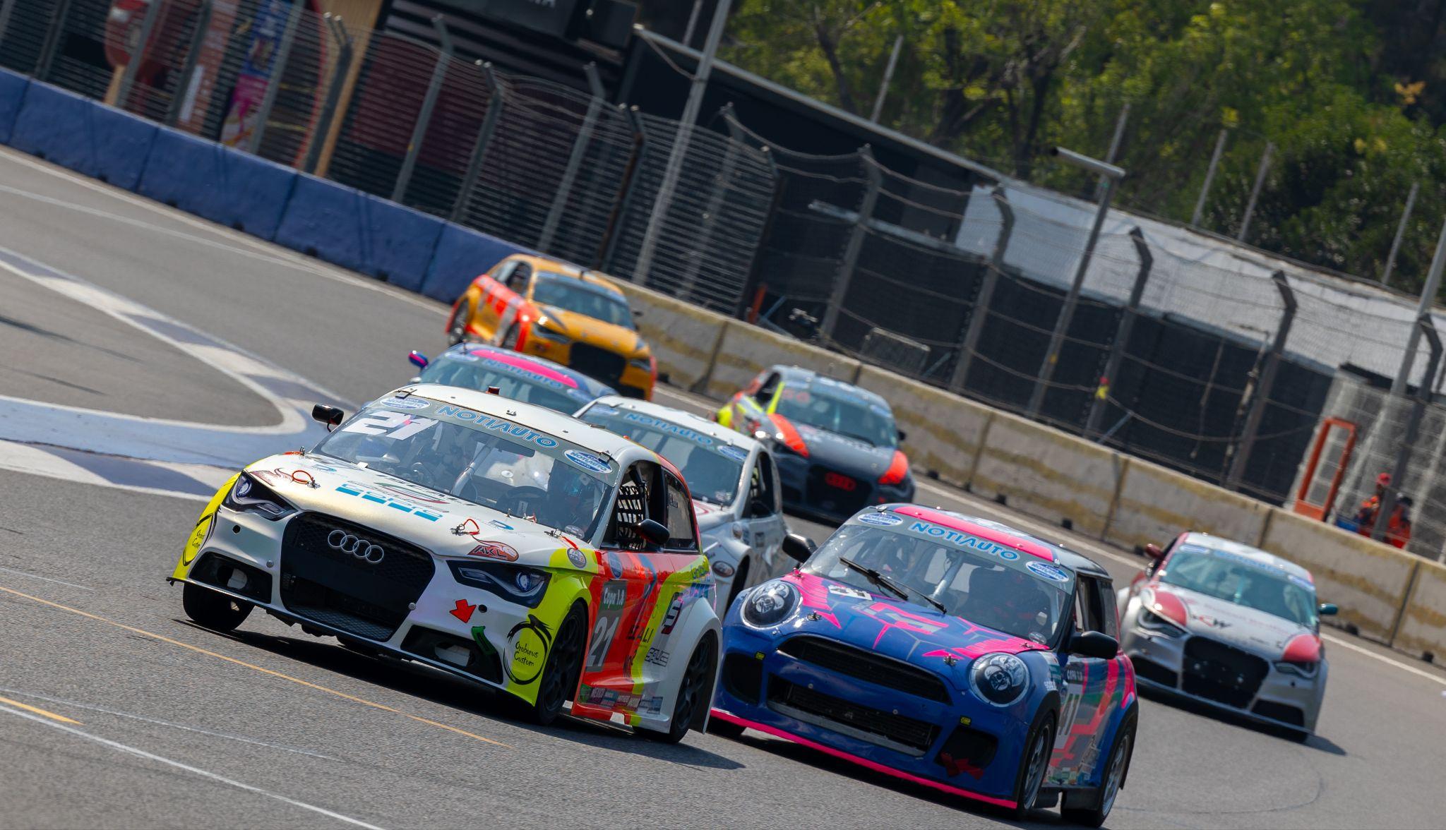 Autos de competición TC2000 en pista